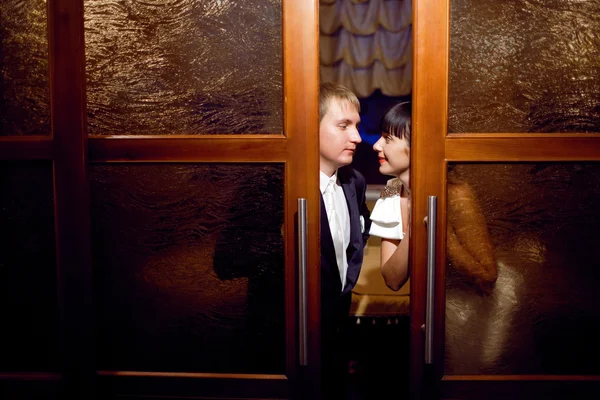 Paar in de buurt van de deur — Stockfoto