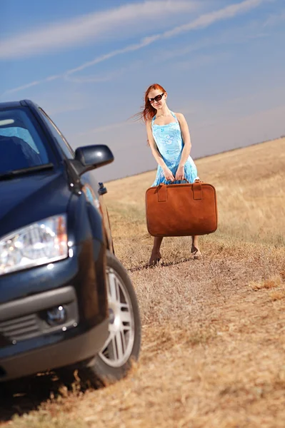 Menina perto do carro — Fotografia de Stock