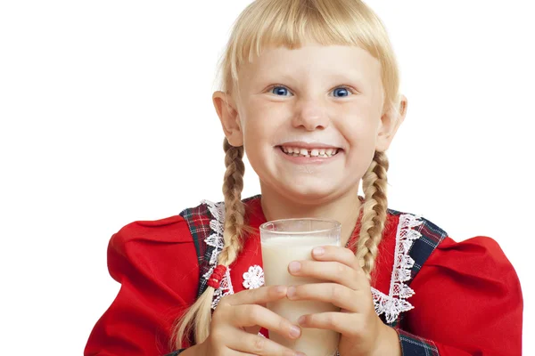 Mädchen trinkt Milch — Stockfoto