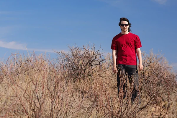 Man in rode shirt — Stockfoto