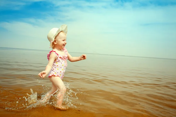 Gelukkig meisje op het strand — Stockfoto