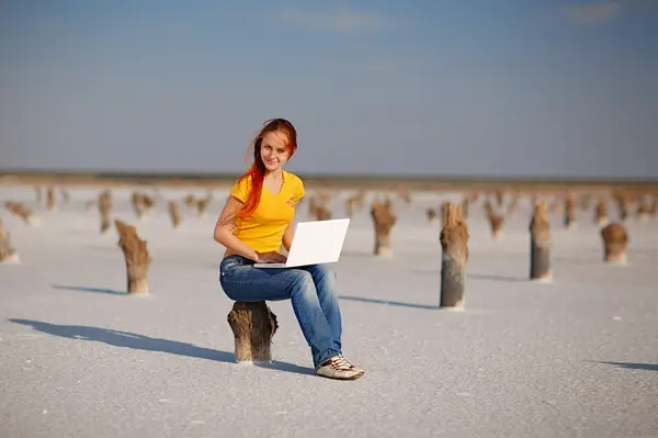 Meisje met notebook — Stockfoto