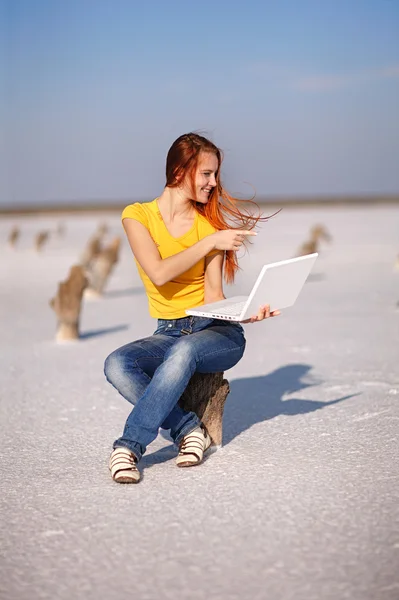 Meisje met notebook — Stockfoto