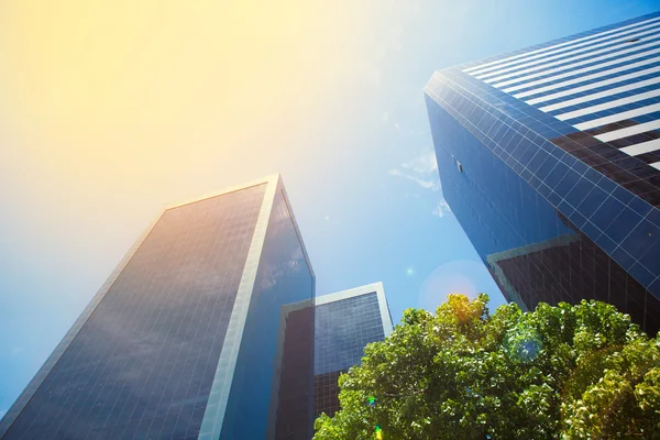 İş binaları ve mavi gökyüzü — Stok fotoğraf