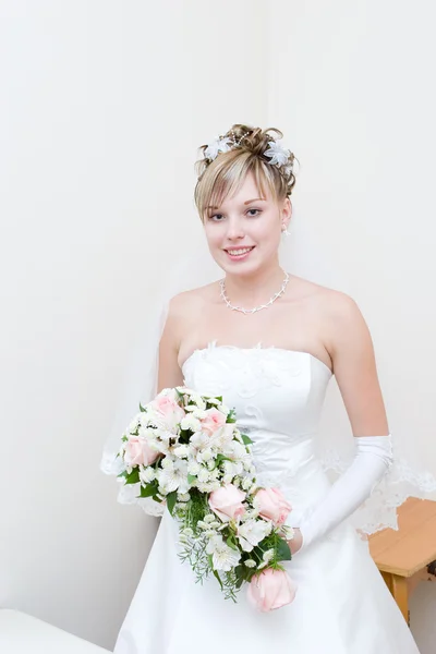 Une belle mariée avec un bouquet de fleurs — Photo