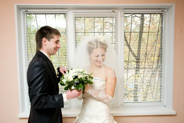 Sposa e sposo con fiori — Foto Stock