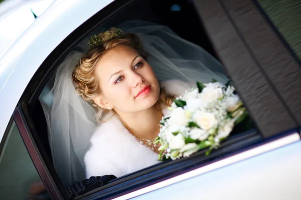 Porträt der Braut im Hochzeitsauto — Stockfoto