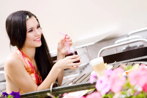 Pronto para beber suco no bar — Fotografia de Stock