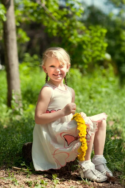 Small girl making a wreath — Stock Photo, Image