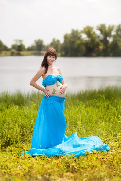 怀孕的女孩与蝴蝶 — 图库照片