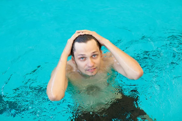 Porträtt av en man i en pool — Stockfoto