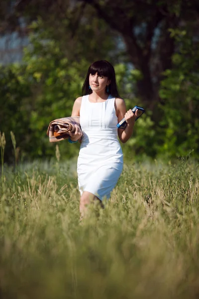 Žena s knihou venku — Stock fotografie