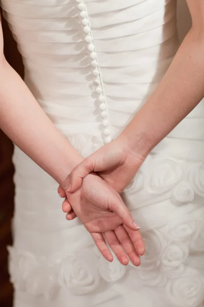 Parte de trás do vestido de noiva e mãos — Fotografia de Stock