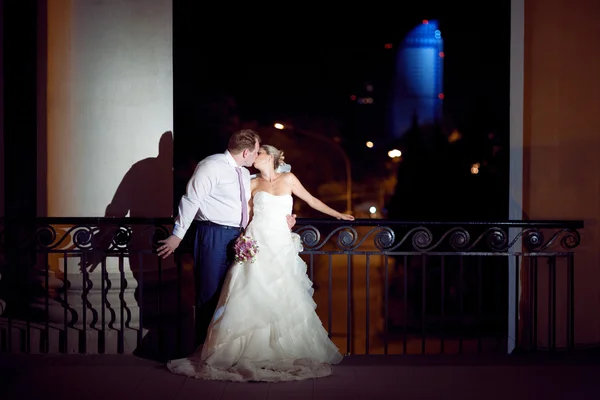 Bride and girl kissing outdoors — Stock Photo, Image