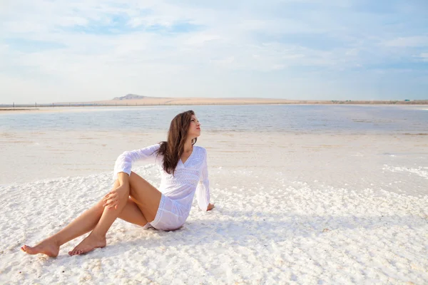 Flicka på stranden — Stockfoto