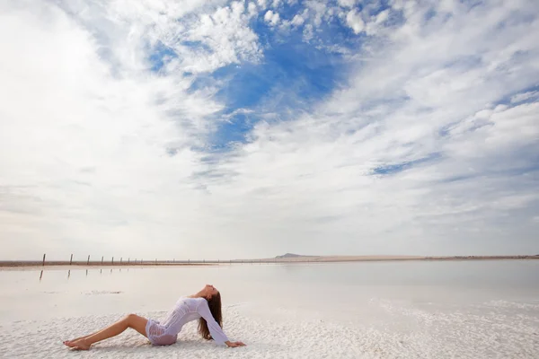 Menina na praia — Fotografia de Stock