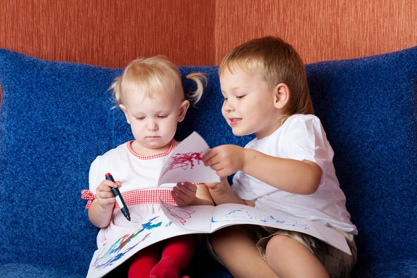 Duas crianças olhando pintura — Fotografia de Stock
