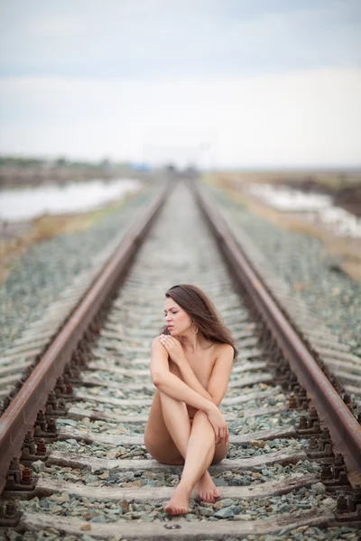 Девушка на железной дороге — стоковое фото