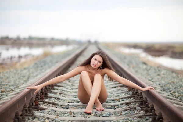 Chica en el ferrocarril — Foto de Stock