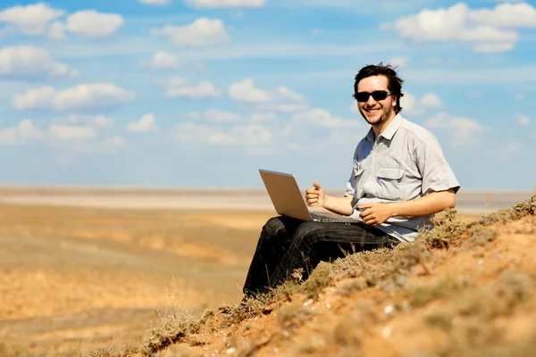 Lycklig man med laptop utomhus — Stockfoto