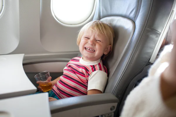 飛行機の中で泣いている子 — ストック写真