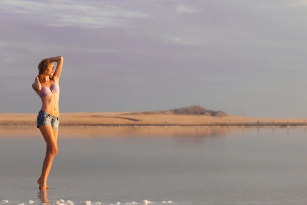 塩の湖での女の子 — ストック写真