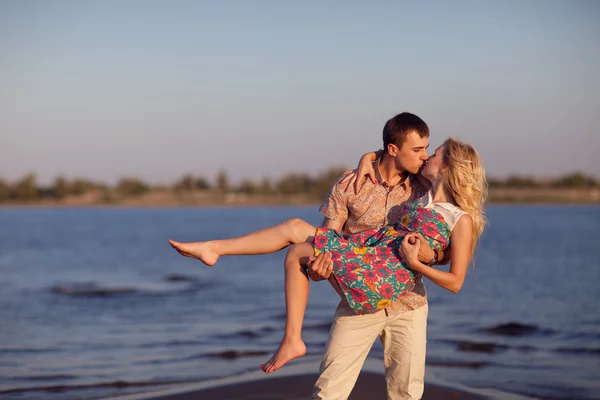 Casal correndo na praia — Fotografia de Stock