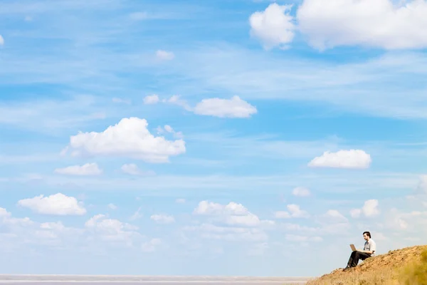 Hombre con portátil — Foto de Stock