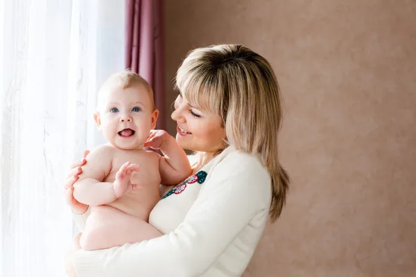 Happy child with mom — Stock Photo, Image