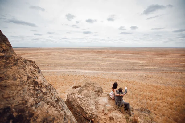 Couple dans les montagnes — Photo