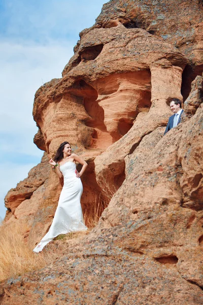 Couple dans les montagnes — Photo