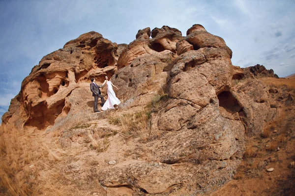 Couple dans les montagnes — Photo