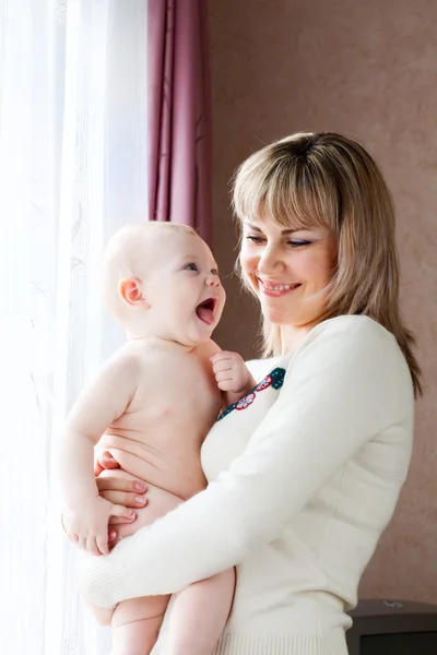 Glada barn med mamma — Stockfoto