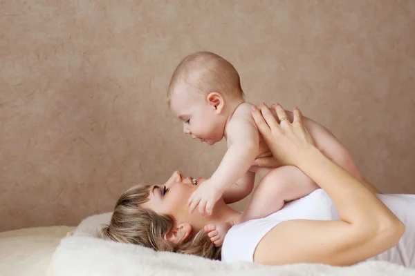 Bambino felice con la mamma — Foto Stock