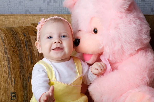 Маленькая девочка и игрушечный медведь — стоковое фото