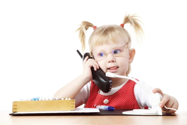 Barn talar via telefon — Stockfoto