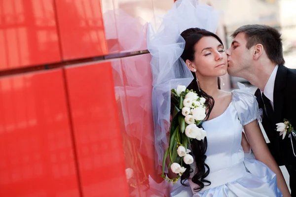 Kiss by the red wall — Stock Photo, Image