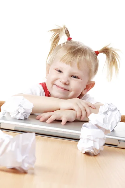 Enfant avec des feuilles de papier froissées — Photo