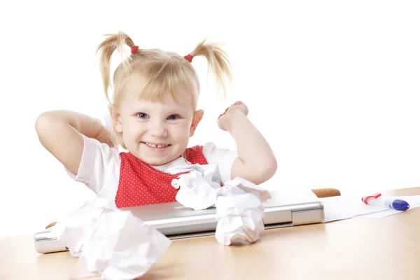 Kind wirft verkrampfte Papierbögen — Stockfoto