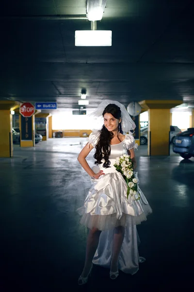 Sposa in garage — Foto Stock