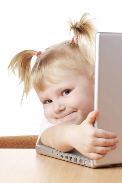Ребёнок и ноутбук — стоковое фото