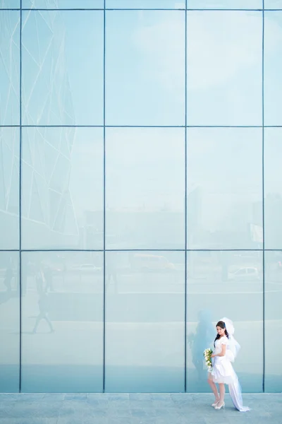 Noiva perto da parede — Fotografia de Stock