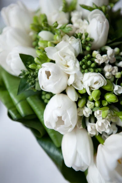 Hochzeitsstrauß aus weißen Blumen — Stockfoto