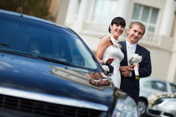 Casal pelo carro — Fotografia de Stock