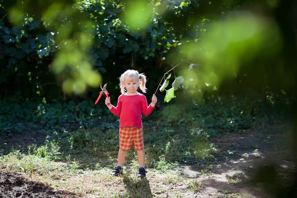 Criança com tesouras de jardim — Fotografia de Stock