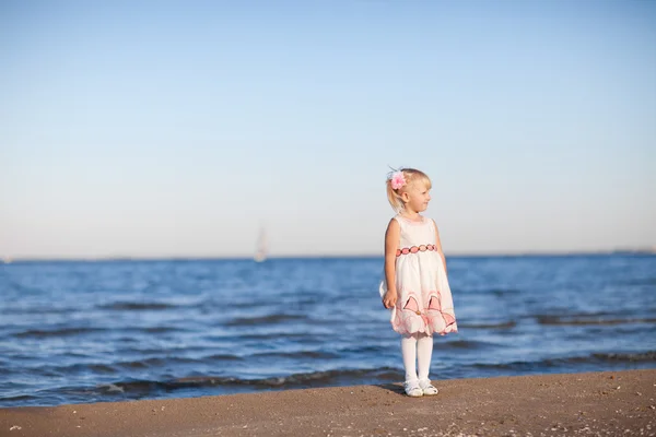 Dívka na pláži — Stock fotografie