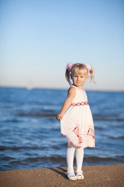 Ragazza sulla spiaggia — Foto Stock