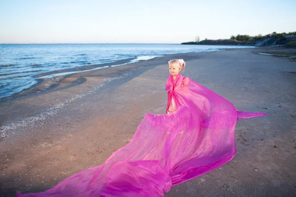 Fille sur la plage — Photo