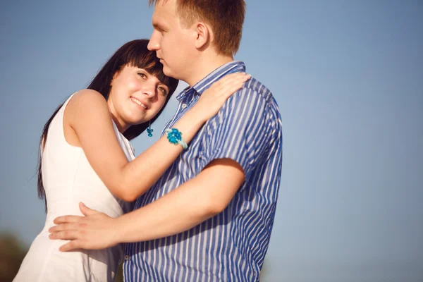 Jeune couple à l'extérieur — Photo