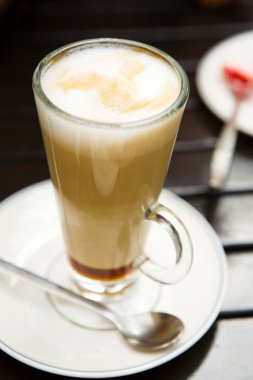 sabah bir barda kahve